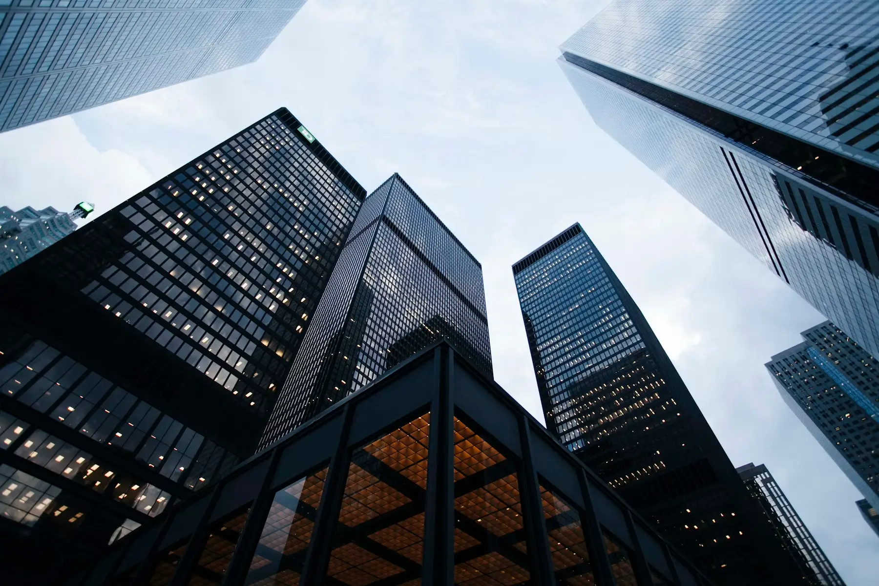 Edificios corporativos vistos desde abajo